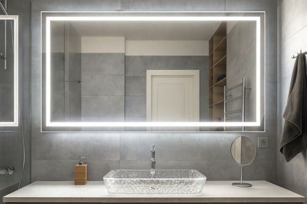 آینه چراغ‌دار سرویس حمام و دستشویی