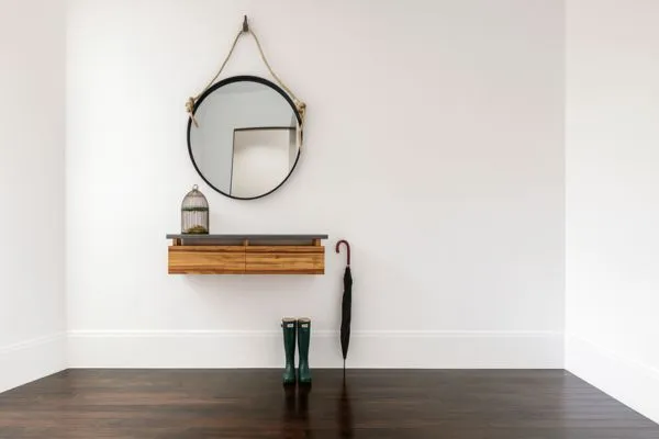 نصب آینه گرد روی دیوار