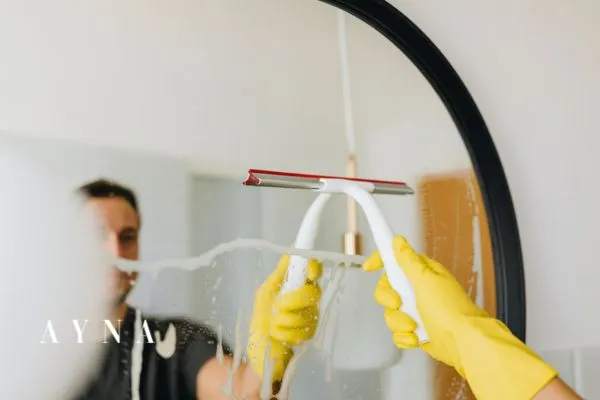 اشتباهات رایج در نظافت آینه که باید از آن‌ها پرهیز کرد