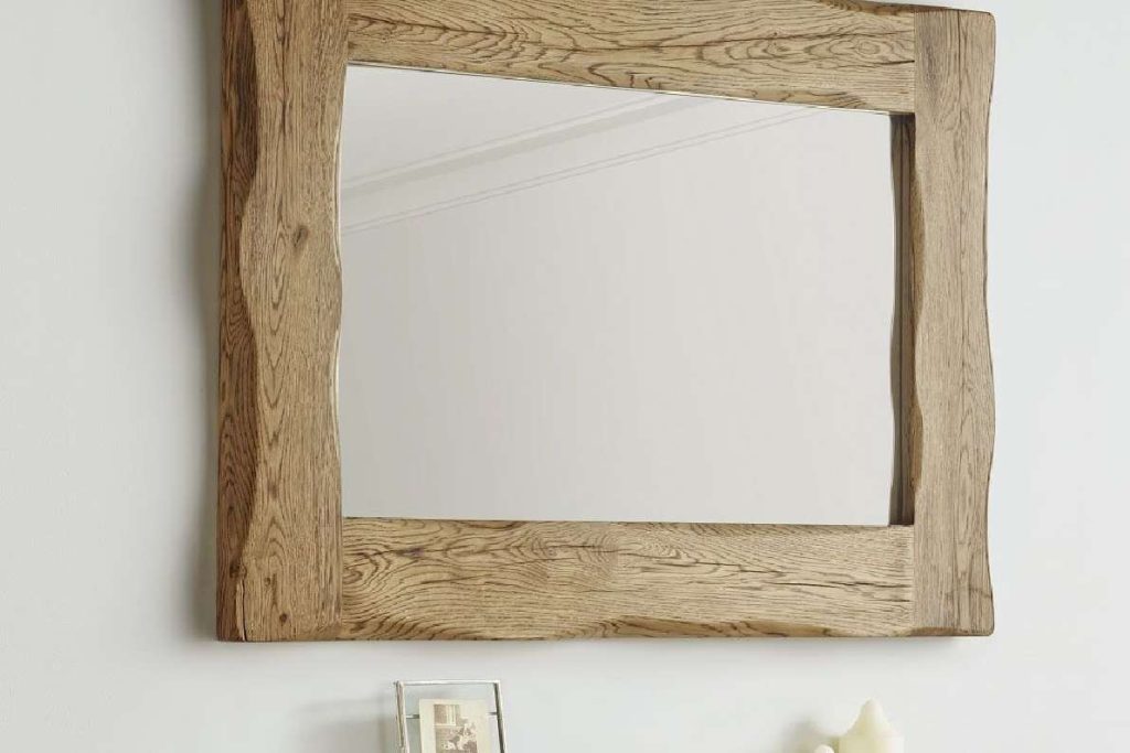 آینه با قاب چوبی